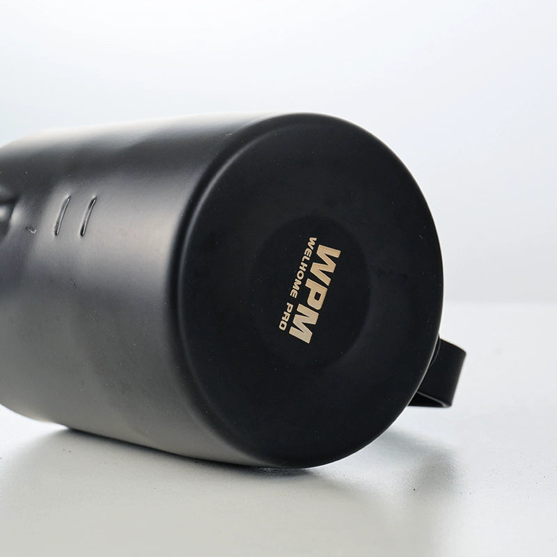 #21 Pichet à bec conique