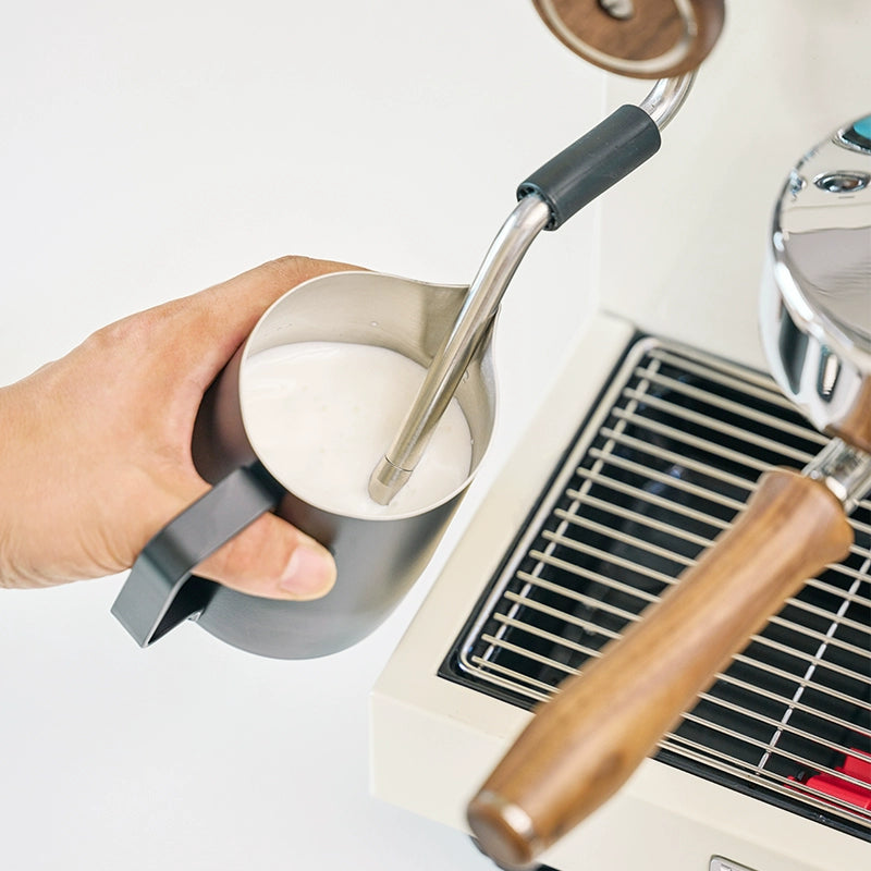 #21 Pichet à bec conique